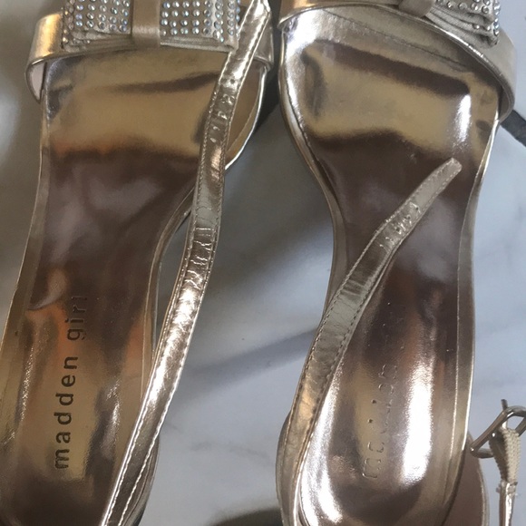 A pair of gold traps Heels - Picture 14 of 16